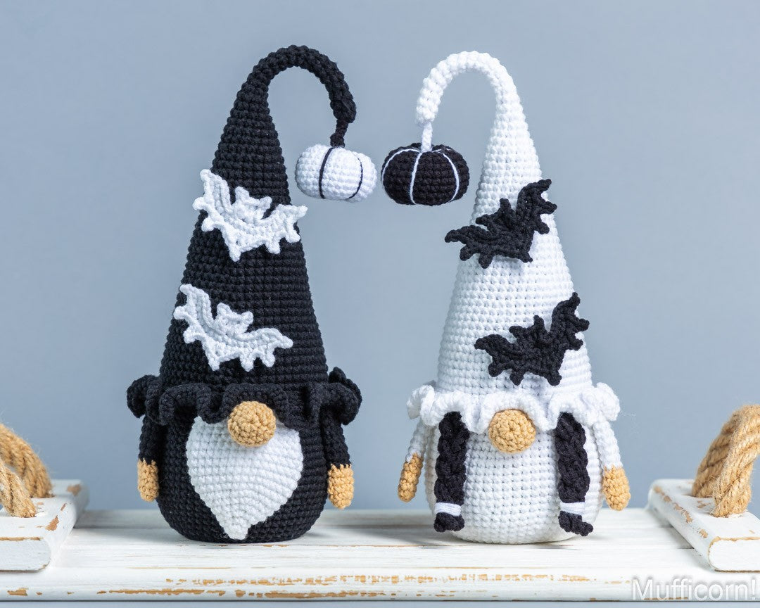 Gnomes Couple with Bats