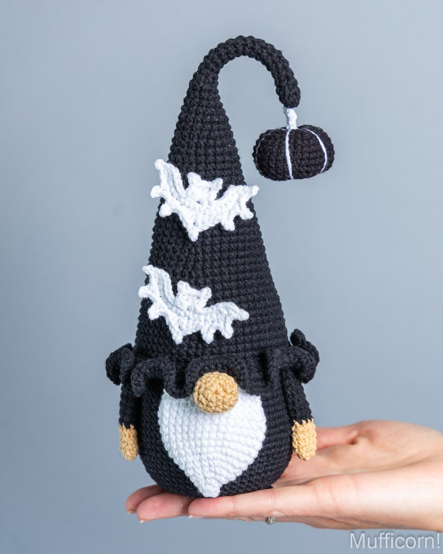 Gnomes Couple with Bats