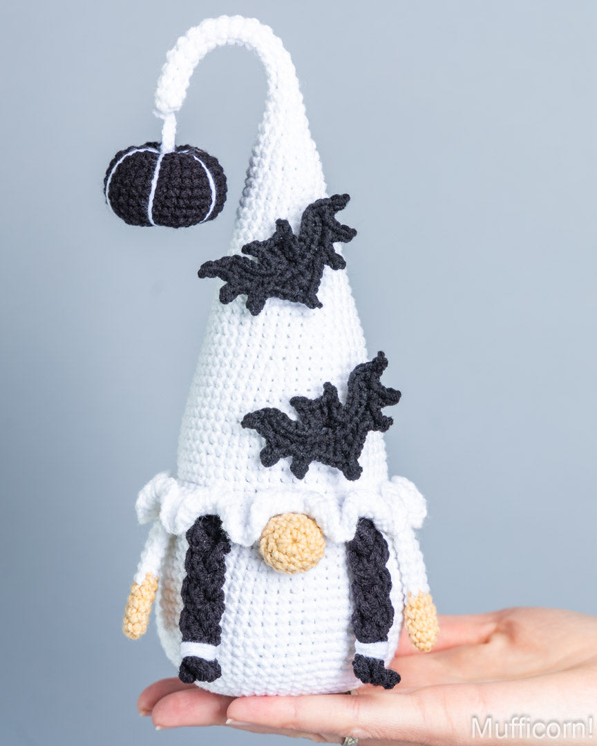 Gnomes Couple with Bats