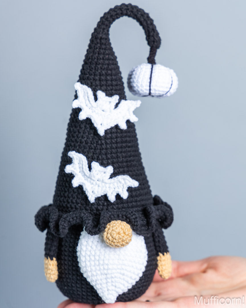 Gnomes Couple with Bats