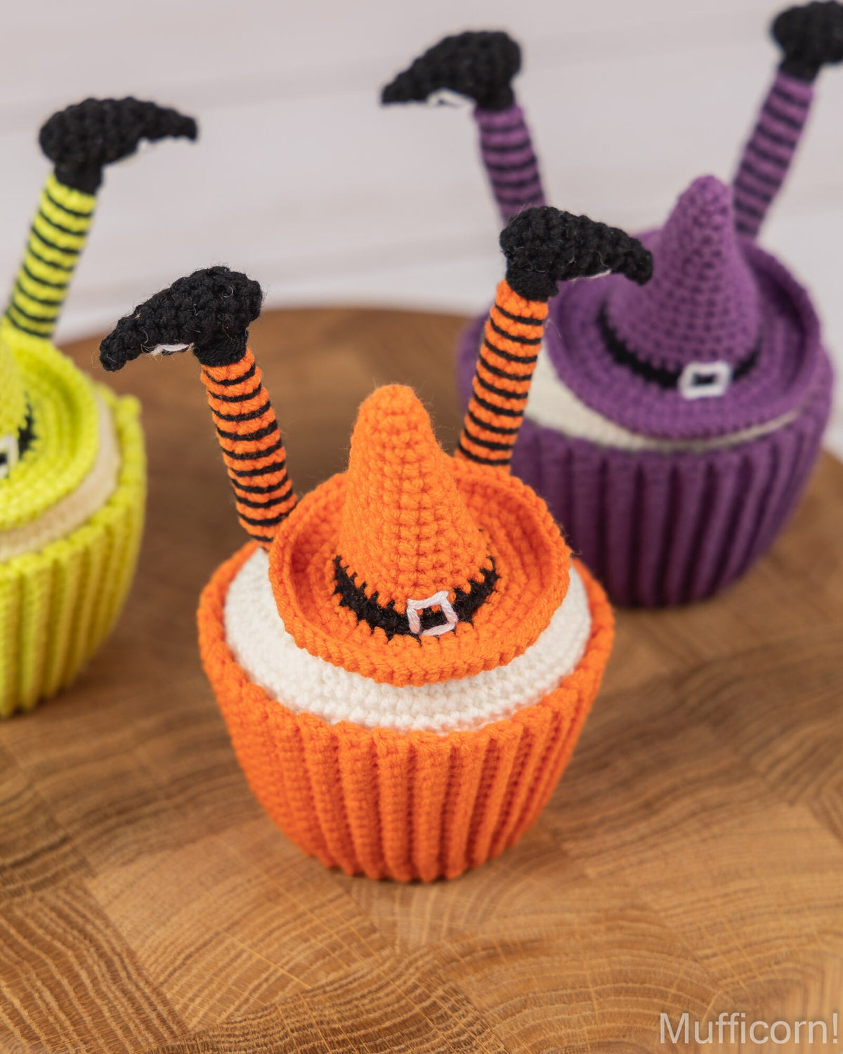 Halloween cupcake with legs and hats
