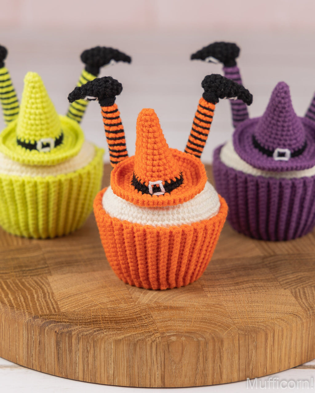 Halloween cupcake with legs and hats