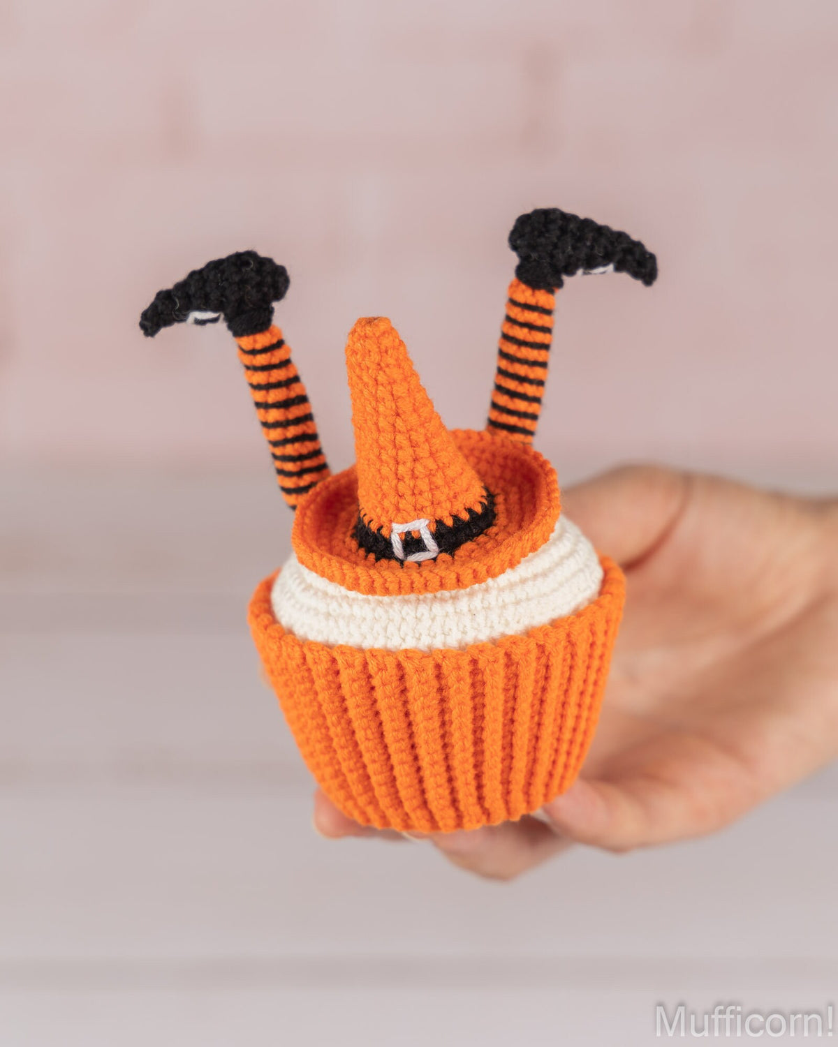 Halloween cupcake with legs and hats