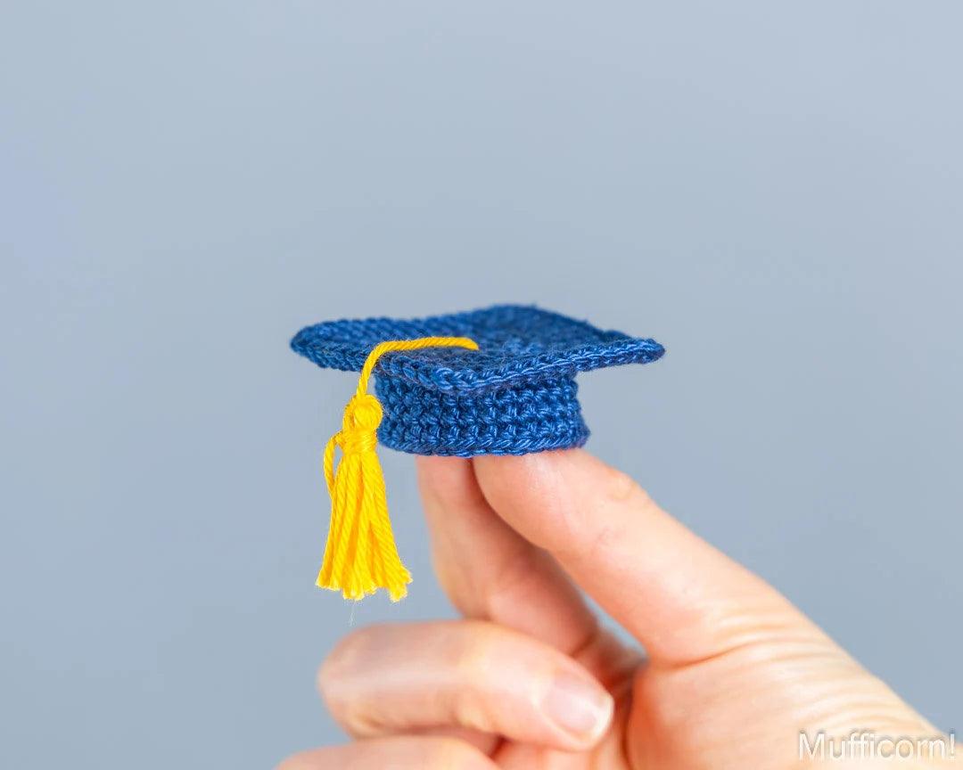 Graduation skull keychain