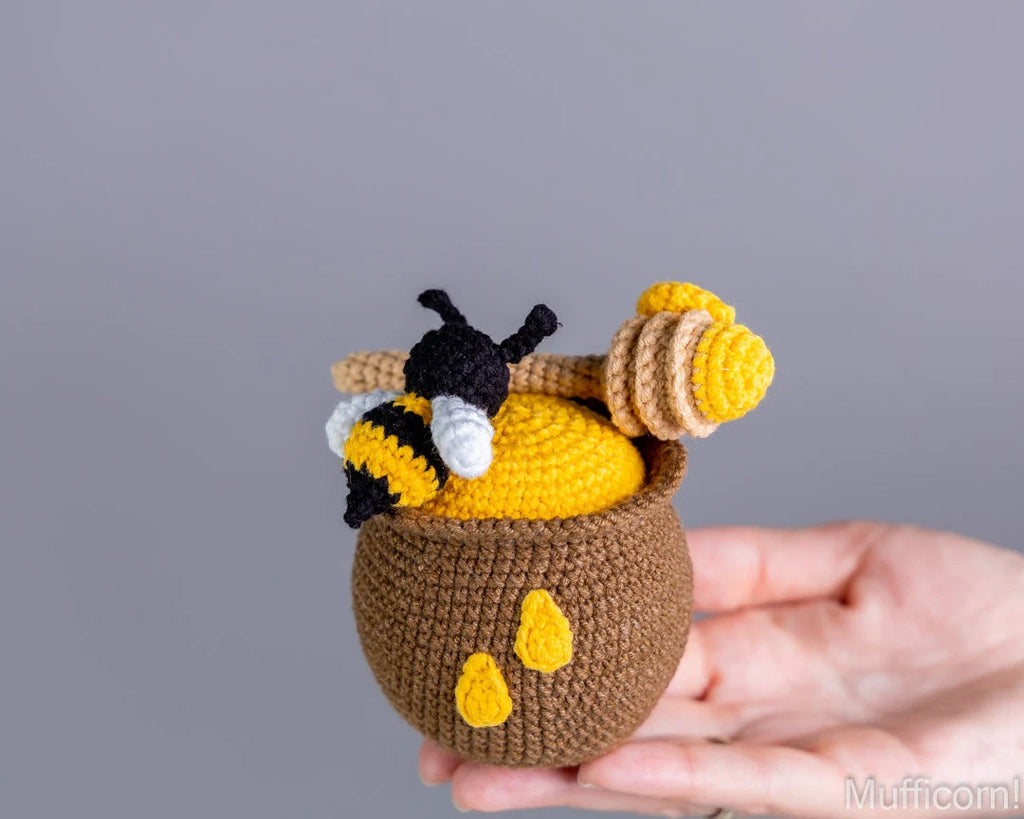 Crochet honey pot with bee and spoon amigurumi pattern