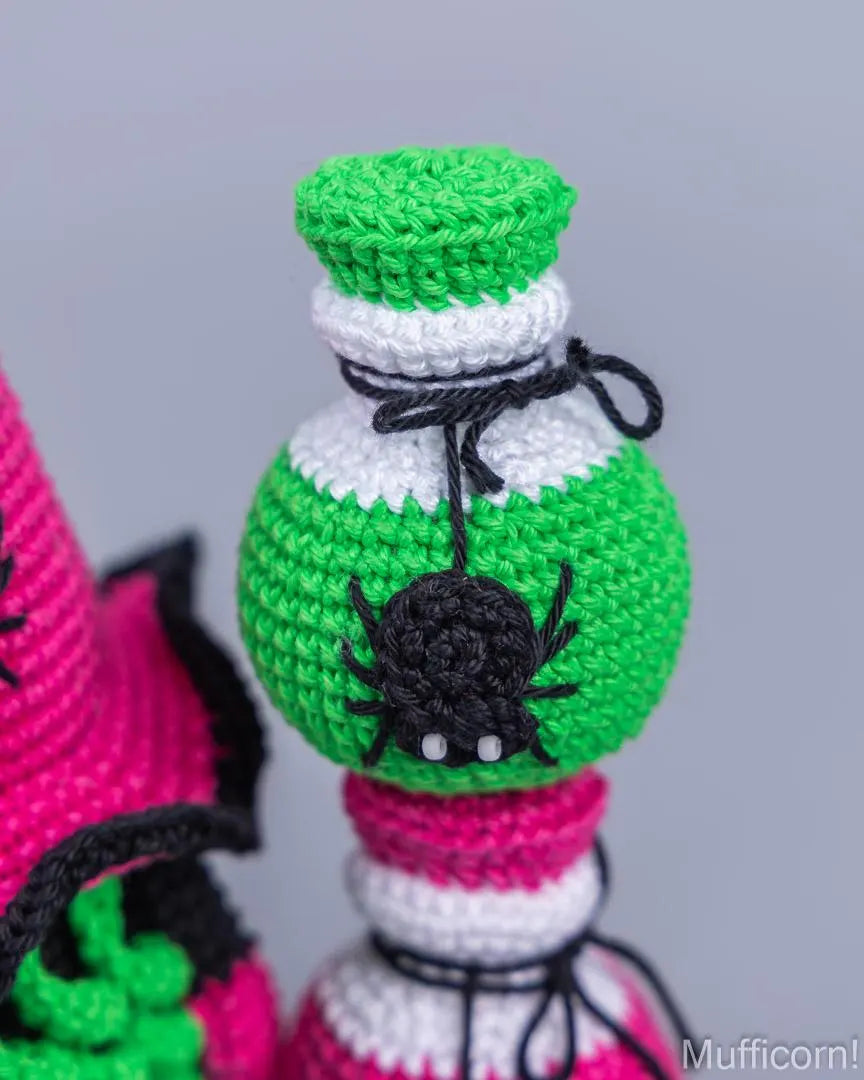 Gnome Witch with Potion & Spider
