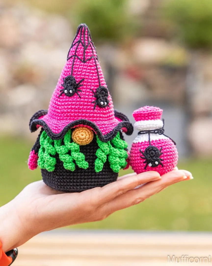 Gnome Witch with Potion & Spider
