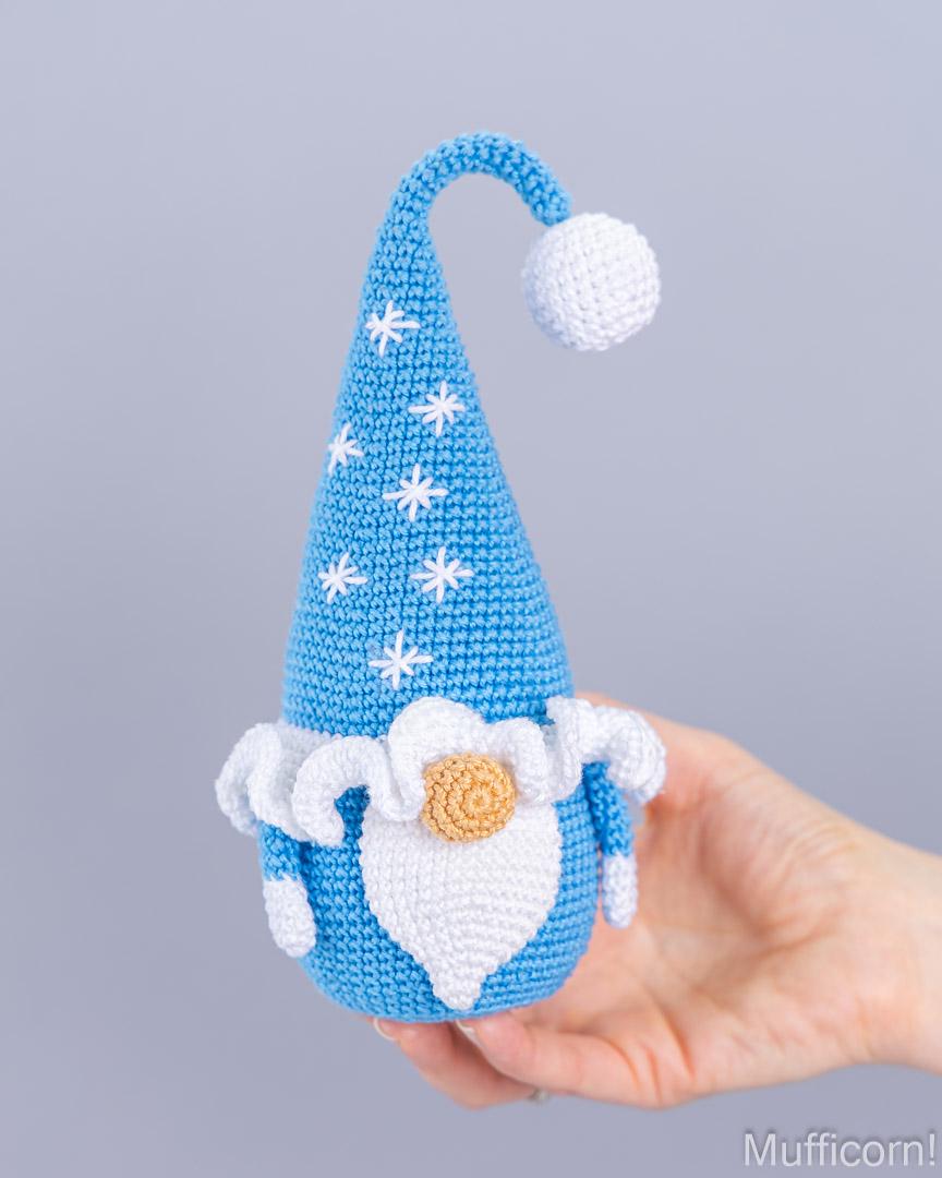 Gnomes Couple with snowflakes
