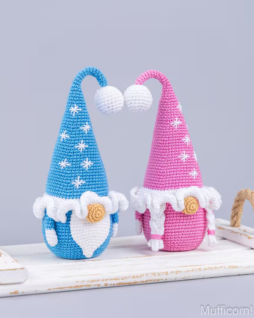 Gnomes Couple with snowflakes