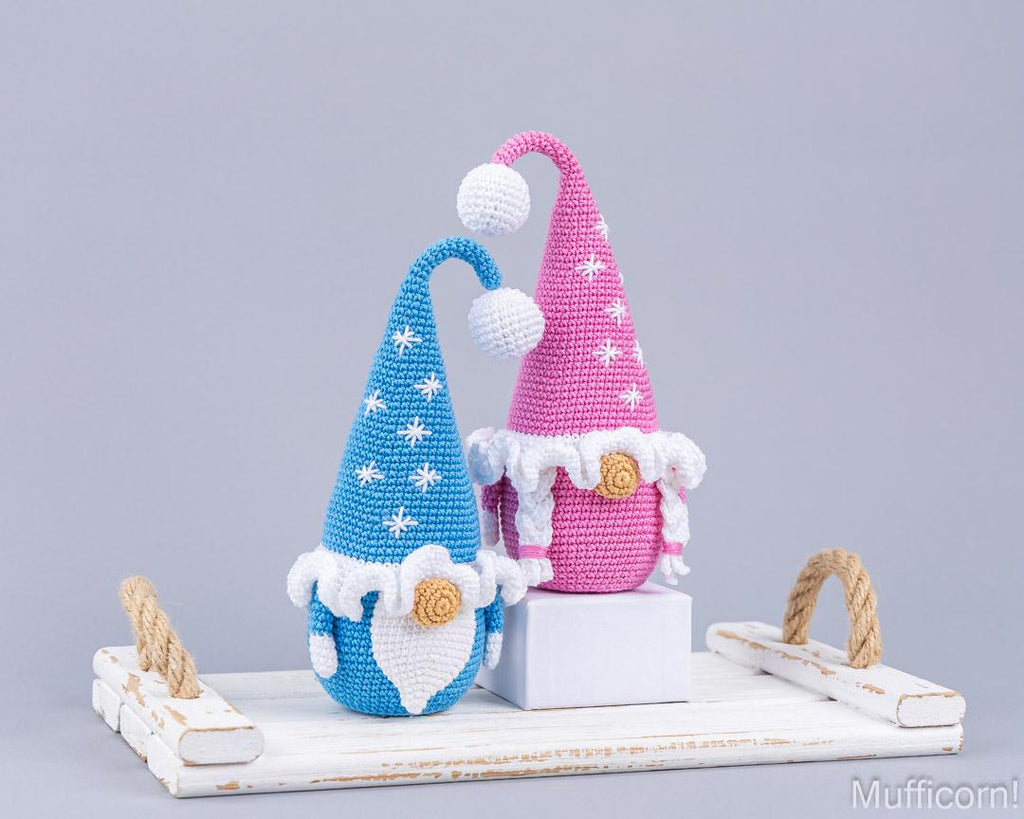 Gnomes Couple with snowflakes