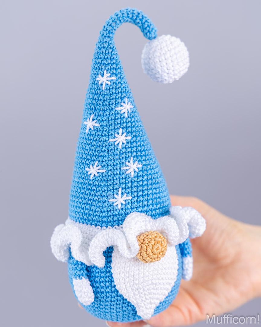 Gnomes Couple with snowflakes