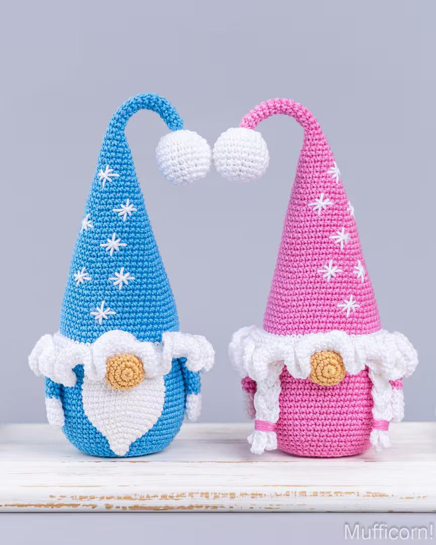Gnomes Couple with snowflakes