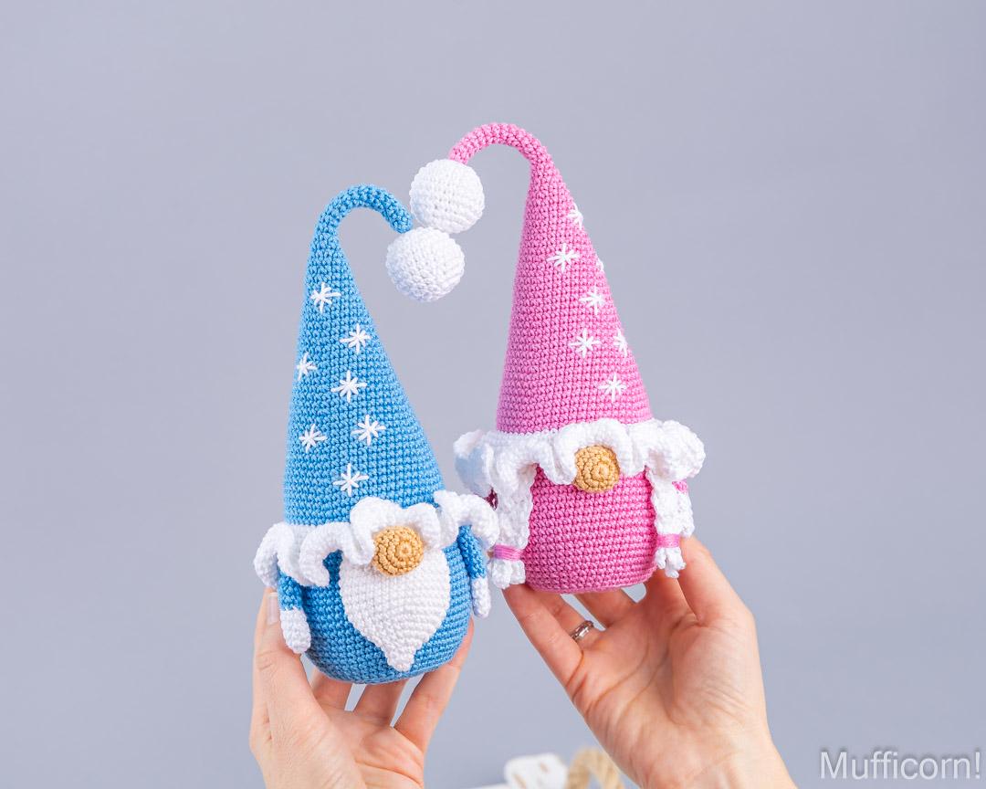 Gnomes Couple with snowflakes