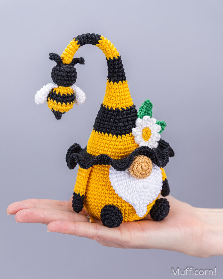 Bee Gnome with Daisy