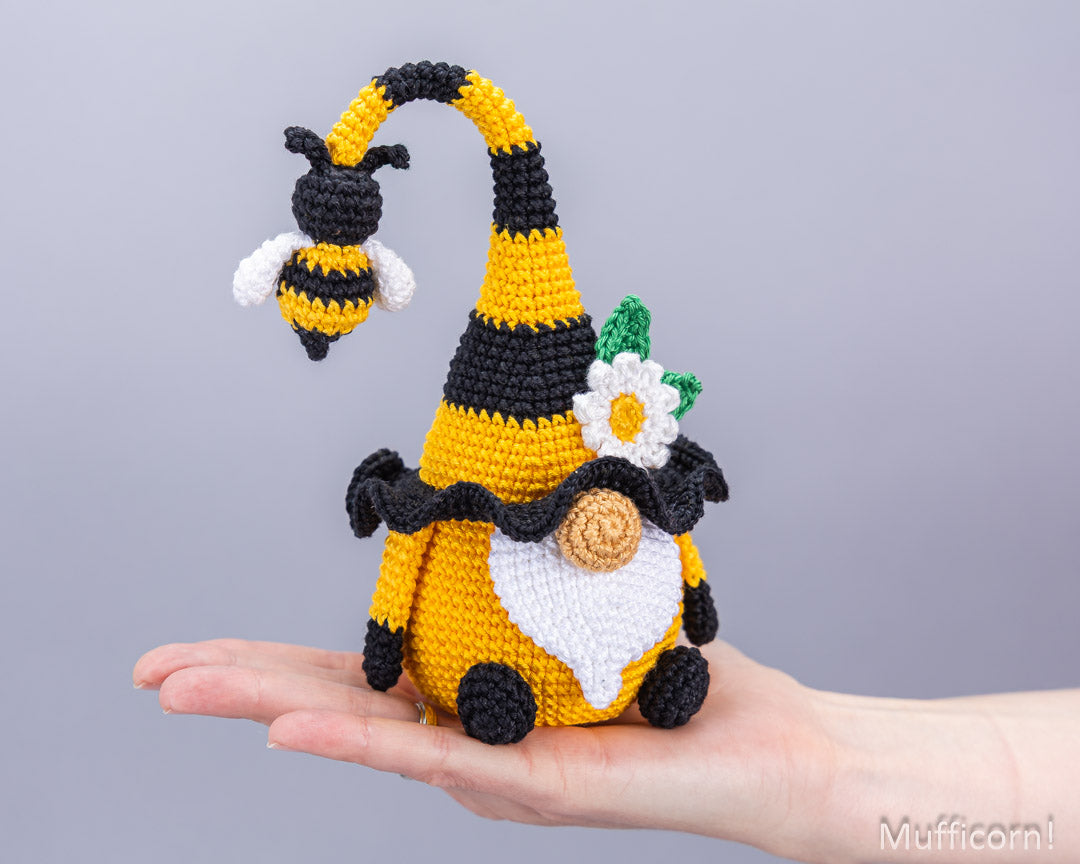 Bee Gnome with Daisy