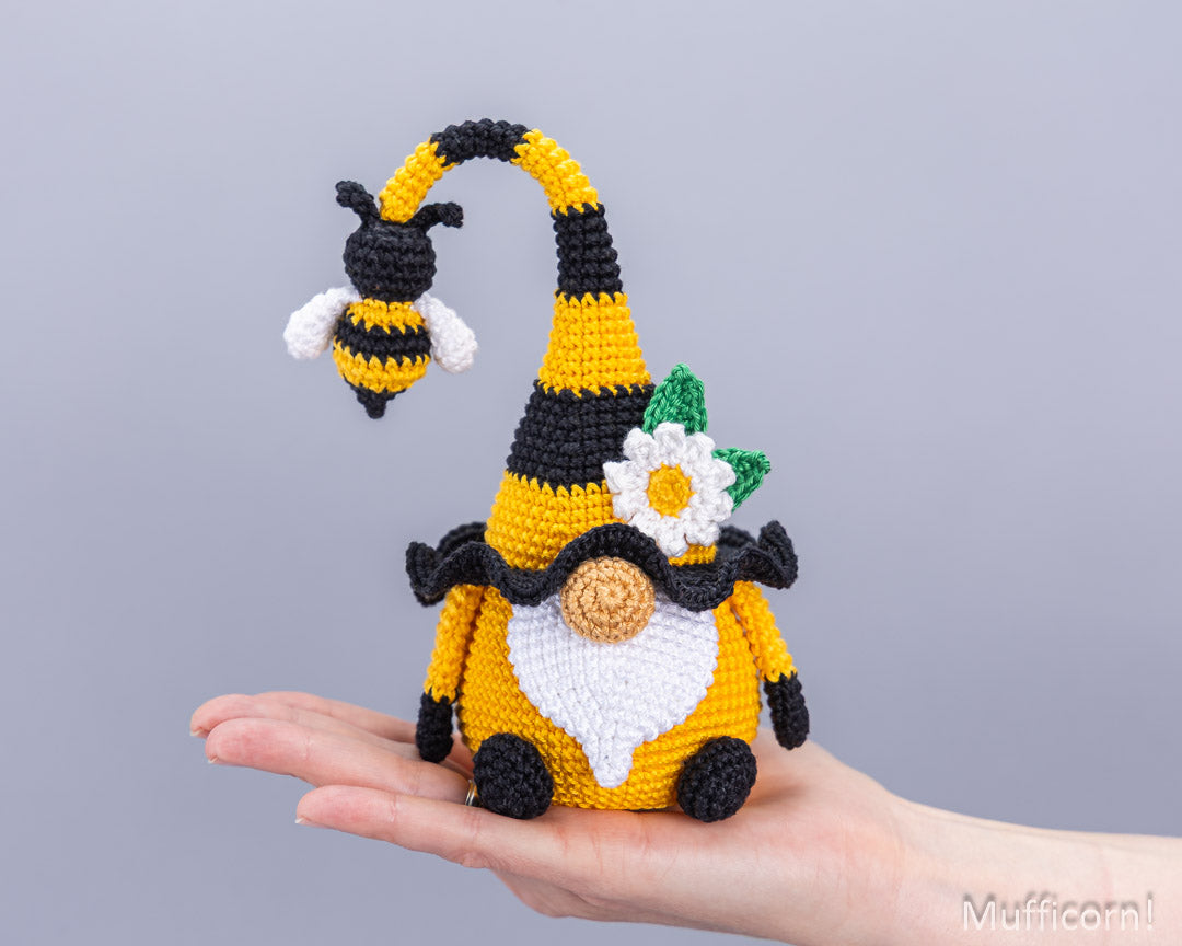 Bee Gnome with Daisy