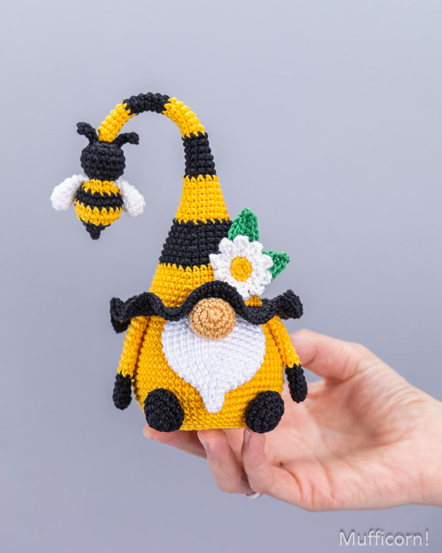 Bee Gnome with Daisy