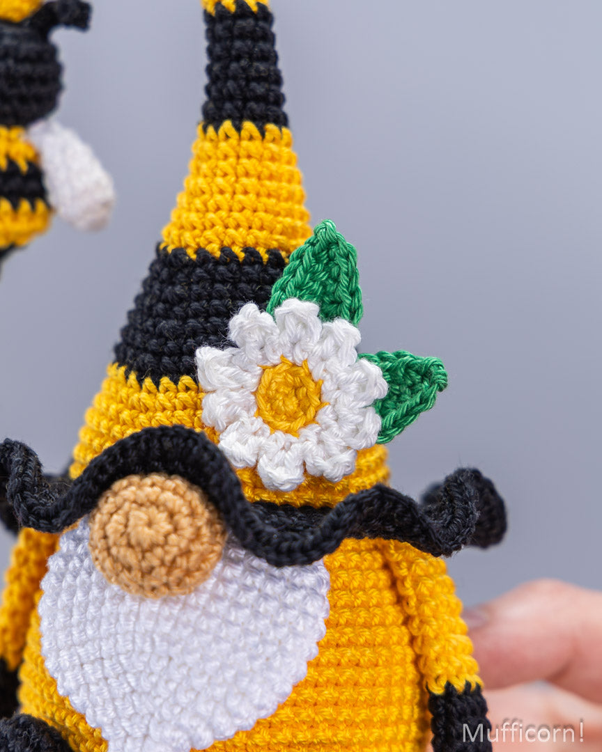 Bee Gnome with Daisy