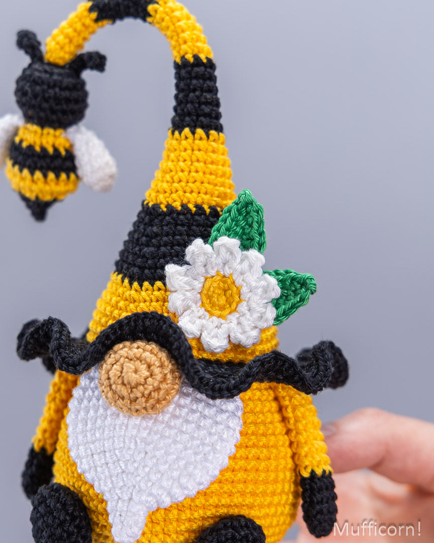 Bee Gnome with Daisy