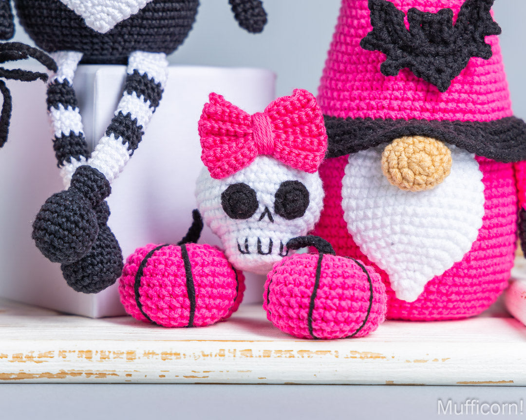 Crochet skull with pink bow and pumpkins pattern