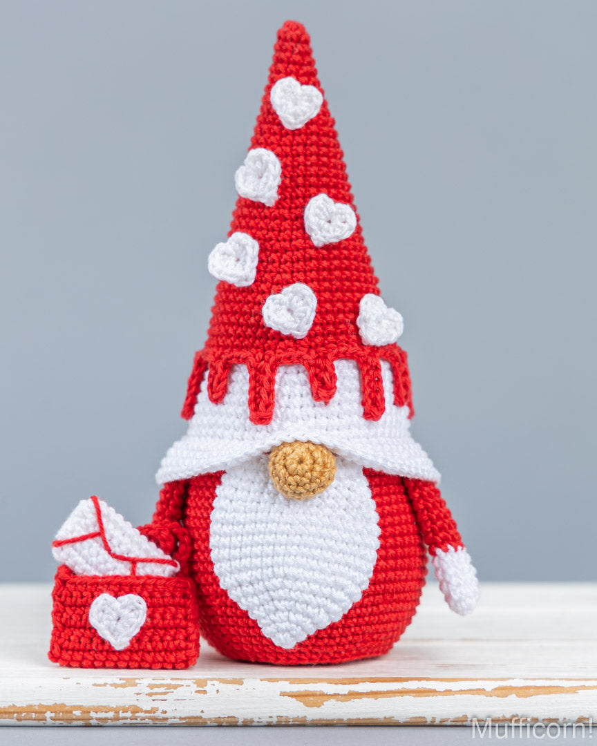 Valentine Gnome with Bag, Hearts & Envelope