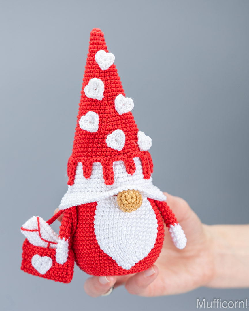 Valentine Gnome with Bag, Hearts & Envelope